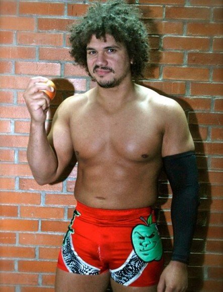 http://www.wrestlingmedia.org/wp-content/uploads/2015/09/Carlito-Holding-Apple1.jpg