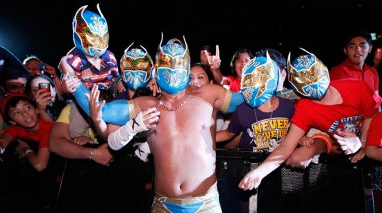 Sin cara with fans