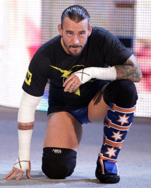 WWE Summerslam: Noche 2 CM-Punk-Sit-In-Attitude-On-Entrance-Ramp