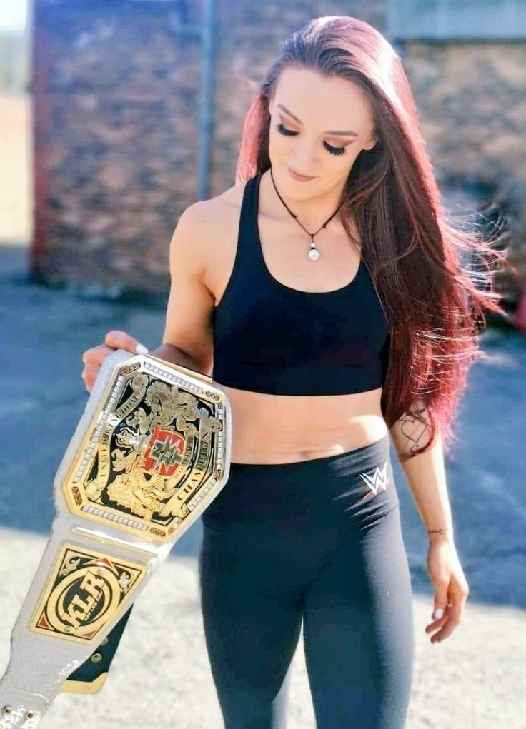 Alba Fyre Holding Title Belt